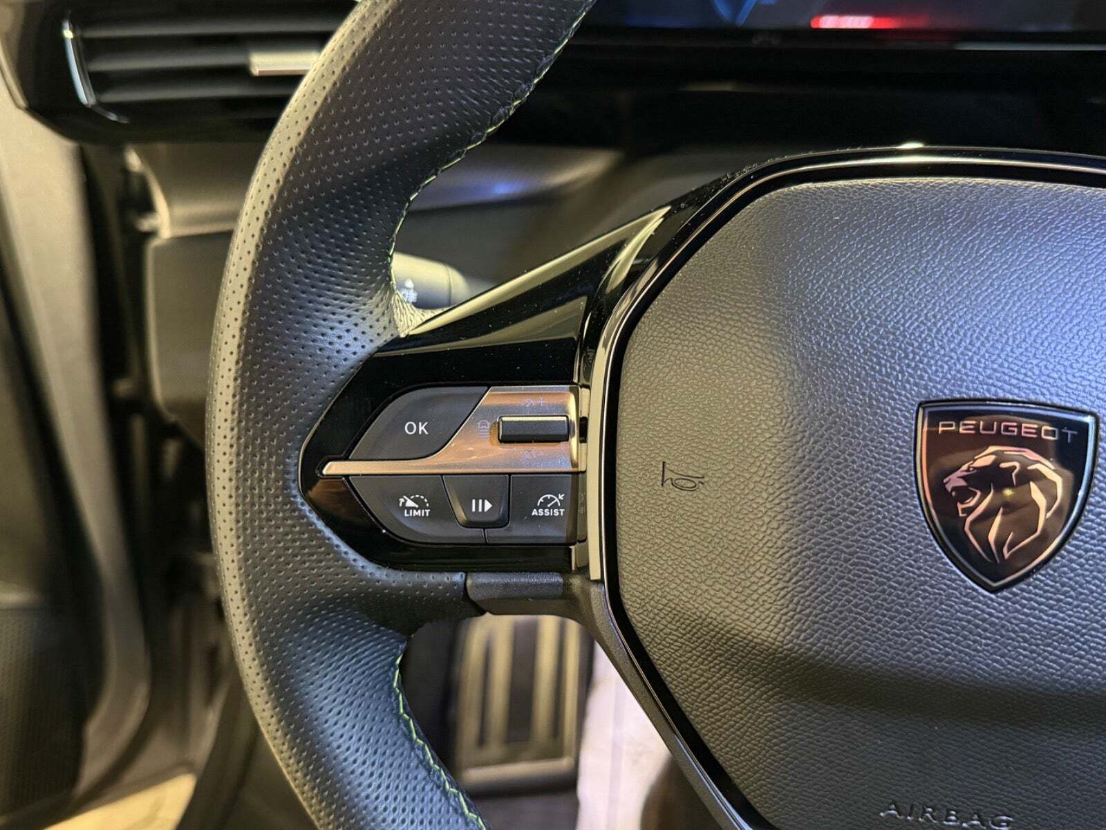 Grå Peugeot E-308 fra 2024