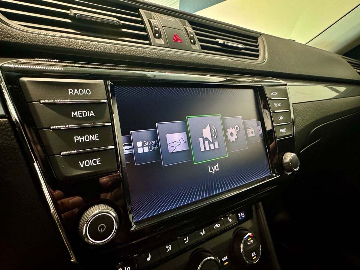 Grå Skoda Superb fra 2017