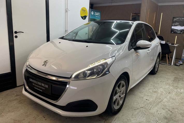 Grøn Peugeot 208 fra 2016 set udefra