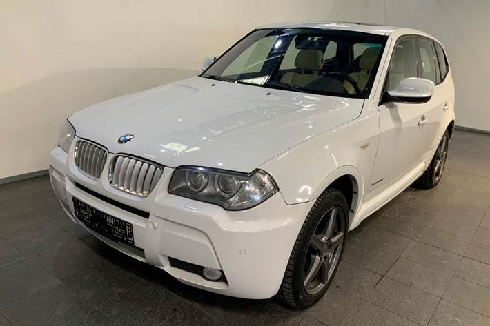 Hvid BMW X3 fra 2010 set udefra