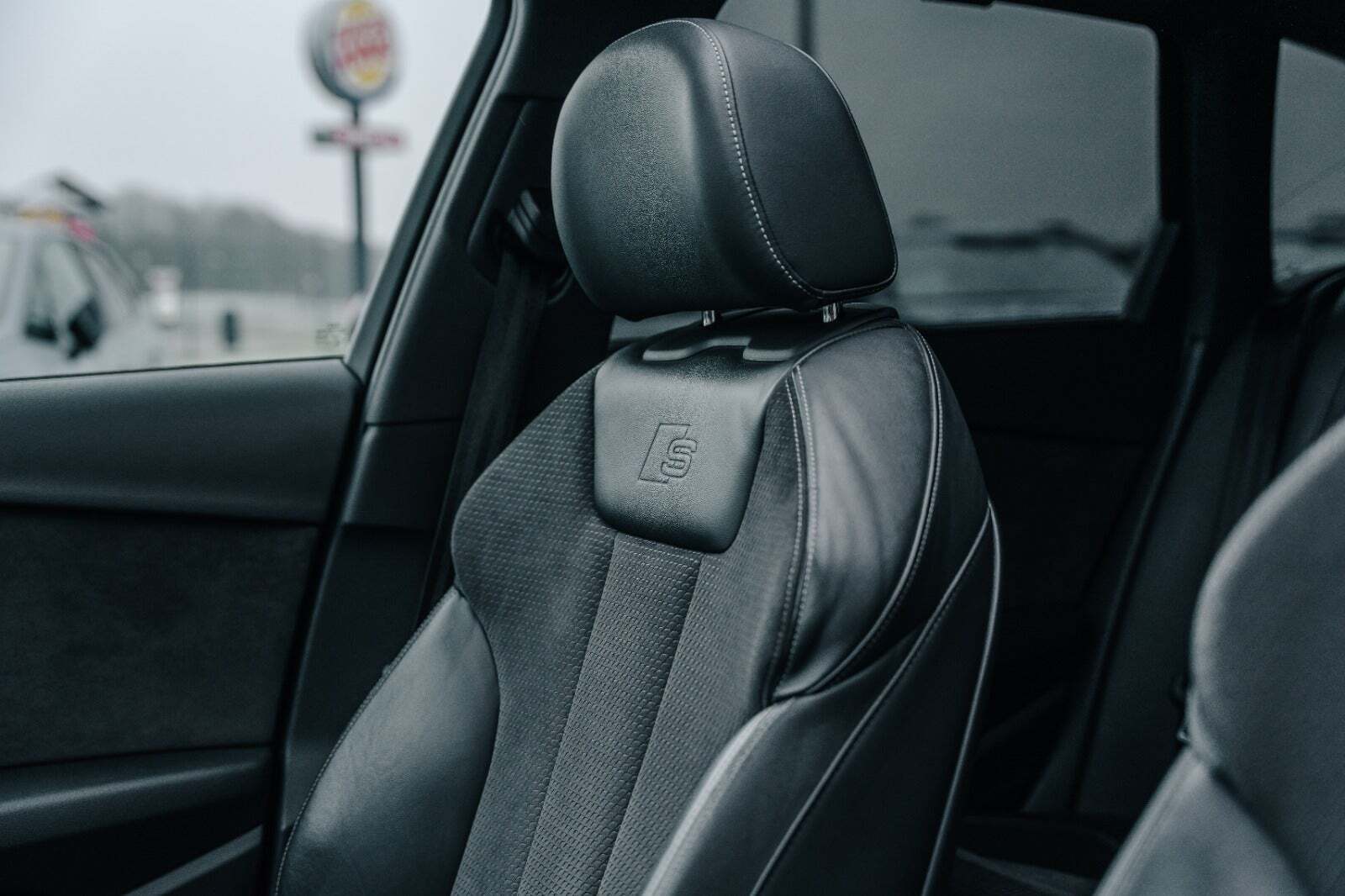 Grå Audi A4 fra 2016