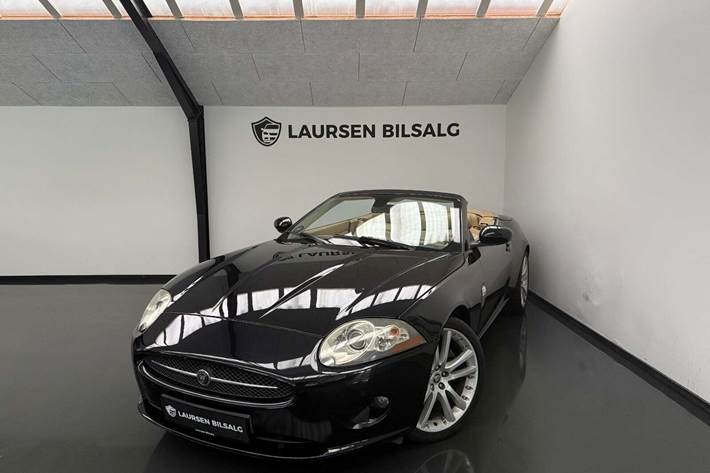 Sort Jaguar XK fra 2006 set udefra