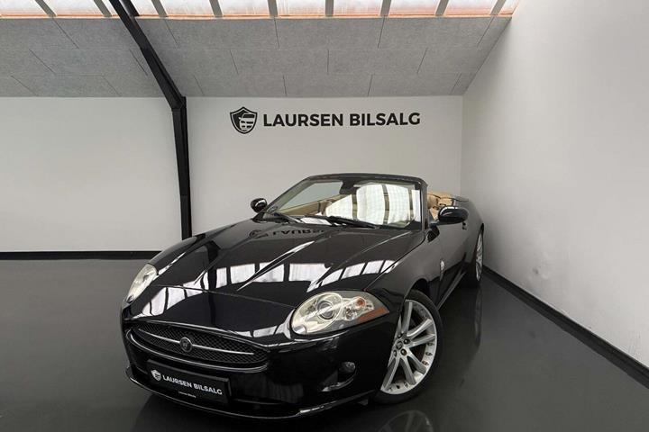 Sort Jaguar XK fra 2006 set udefra
