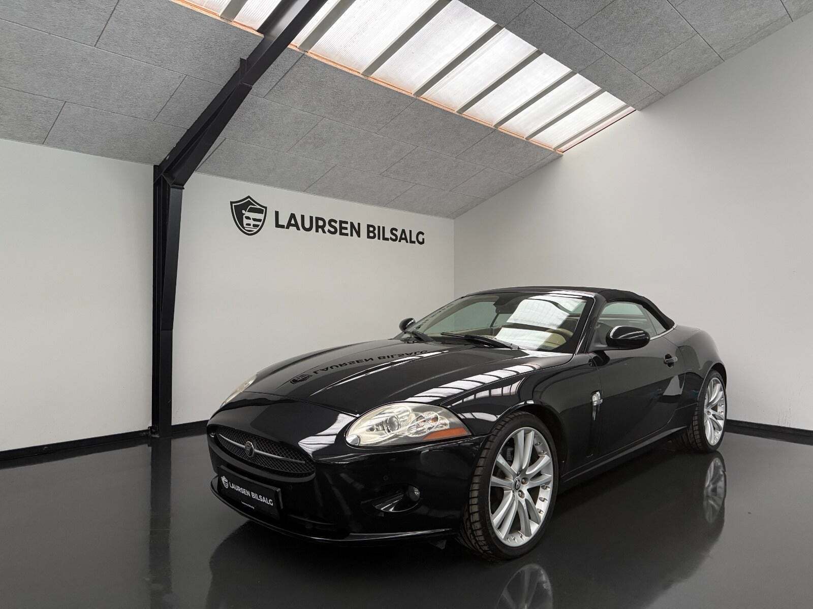Sort Jaguar XK fra 2006 set udefra
