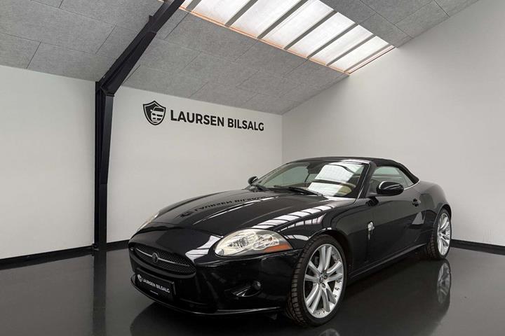 Sort Jaguar XK fra 2006 set udefra