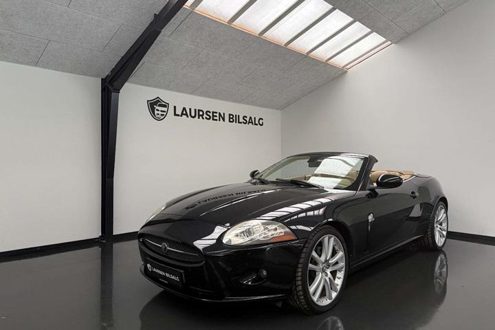 Sort Jaguar XK fra 2006 set udefra