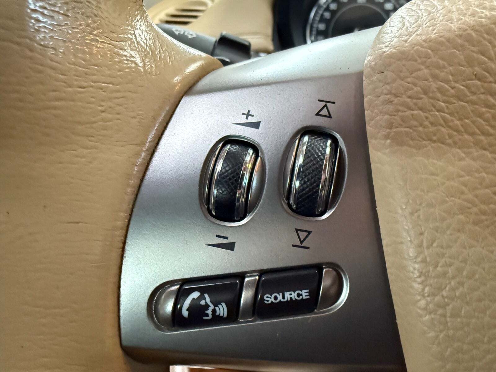 Sort Jaguar XK fra 2006 set indefra
