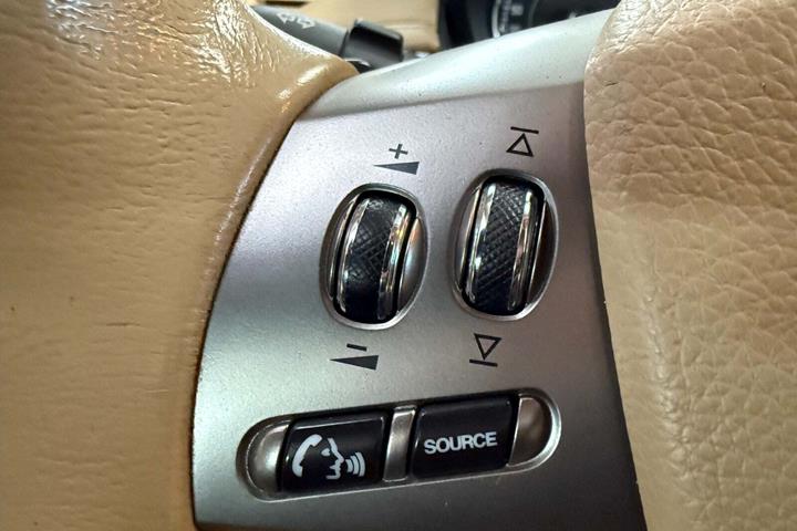 Sort Jaguar XK fra 2006 set indefra