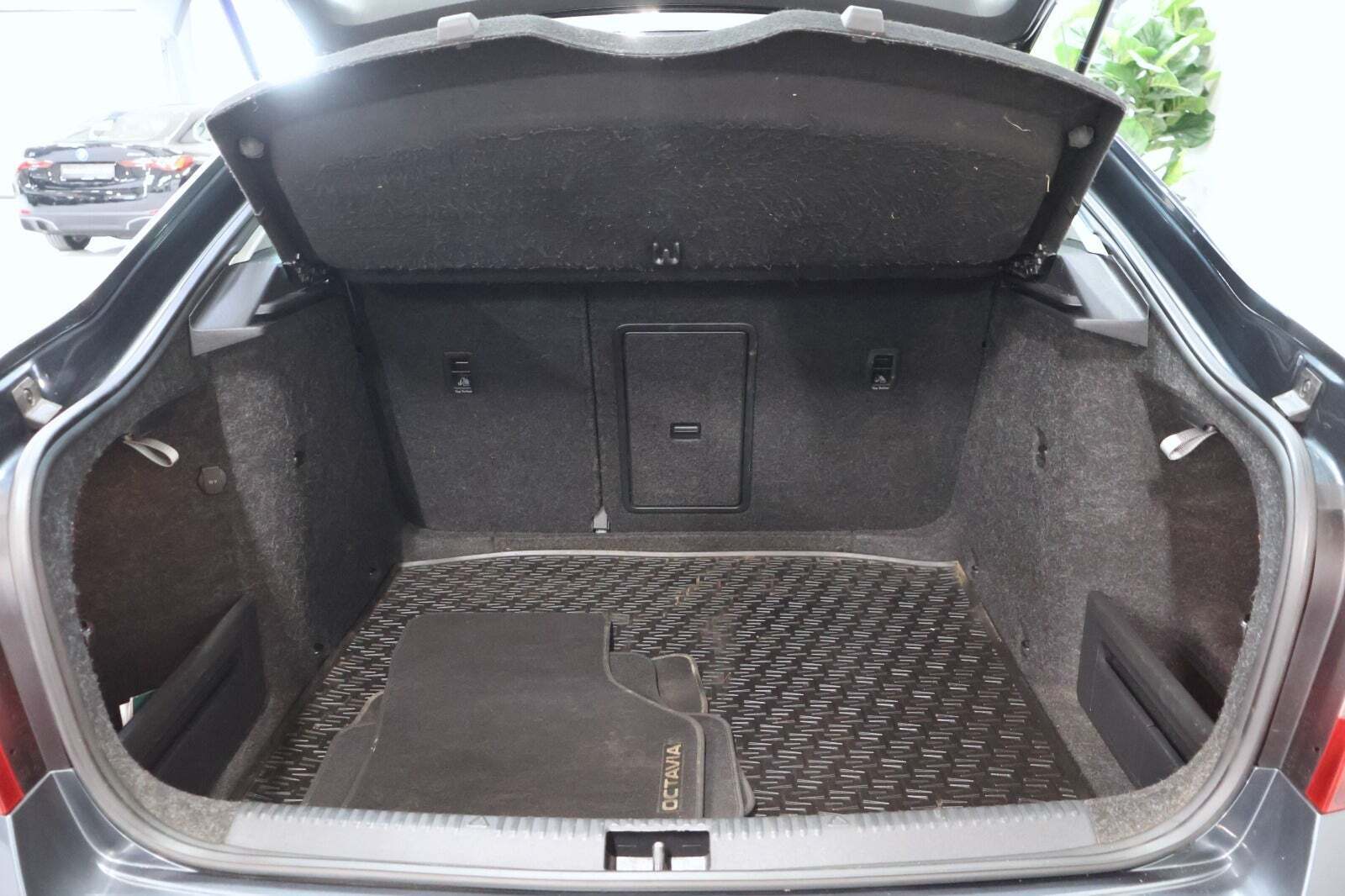 Grå Skoda Octavia fra 2018