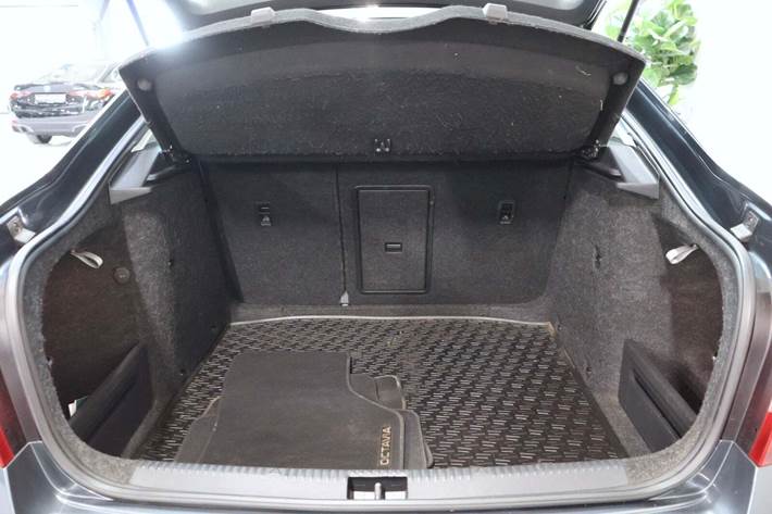 Grå Skoda Octavia fra 2018