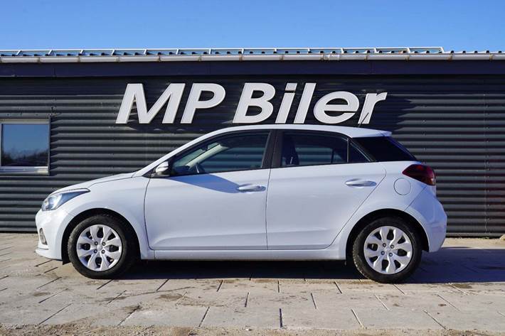 Blå Hyundai i20 fra 2020