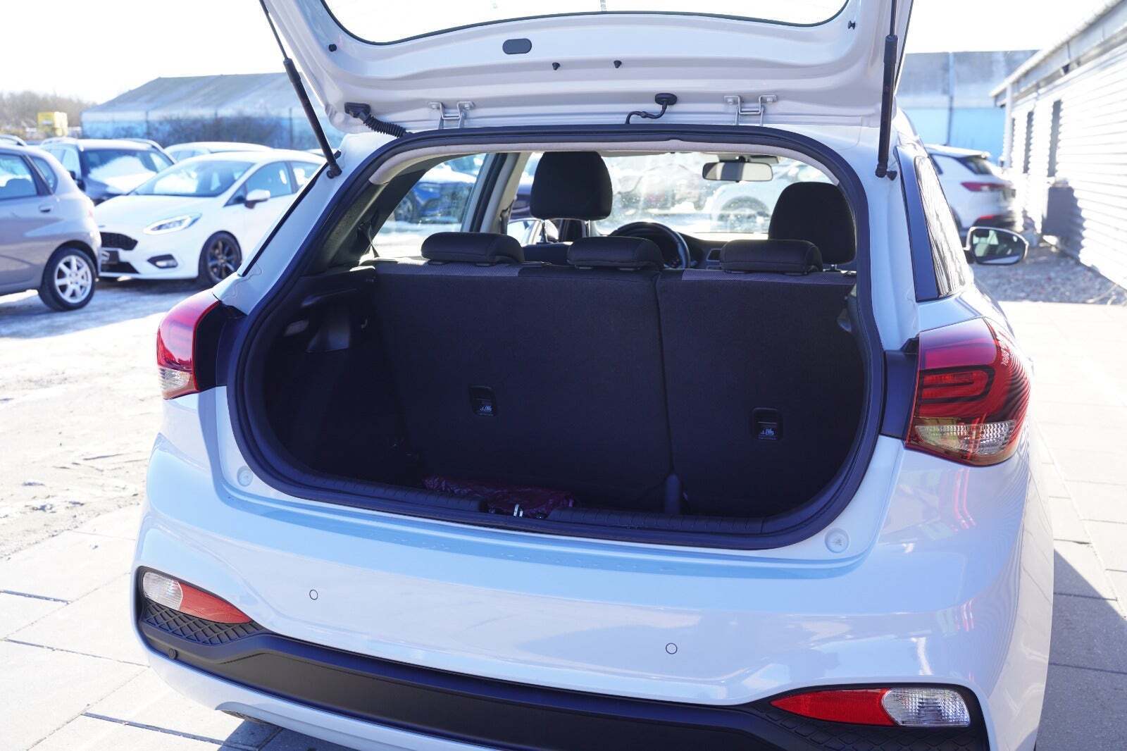 Blå Hyundai i20 fra 2020