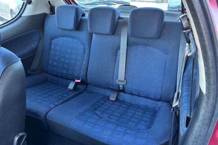 Rød Peugeot 206 fra 2002