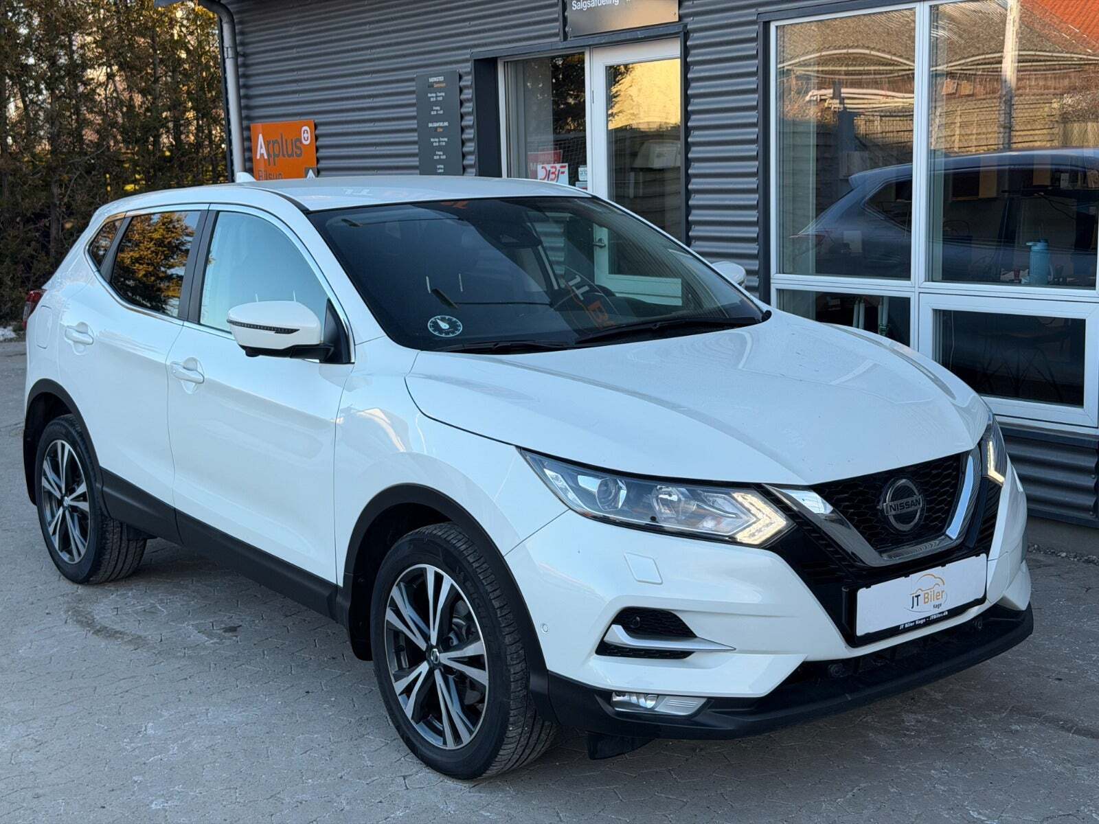 Hvid Nissan Qashqai fra 2019 set udefra