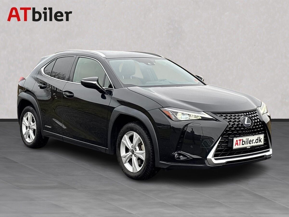 Sort Lexus UX fra 2020