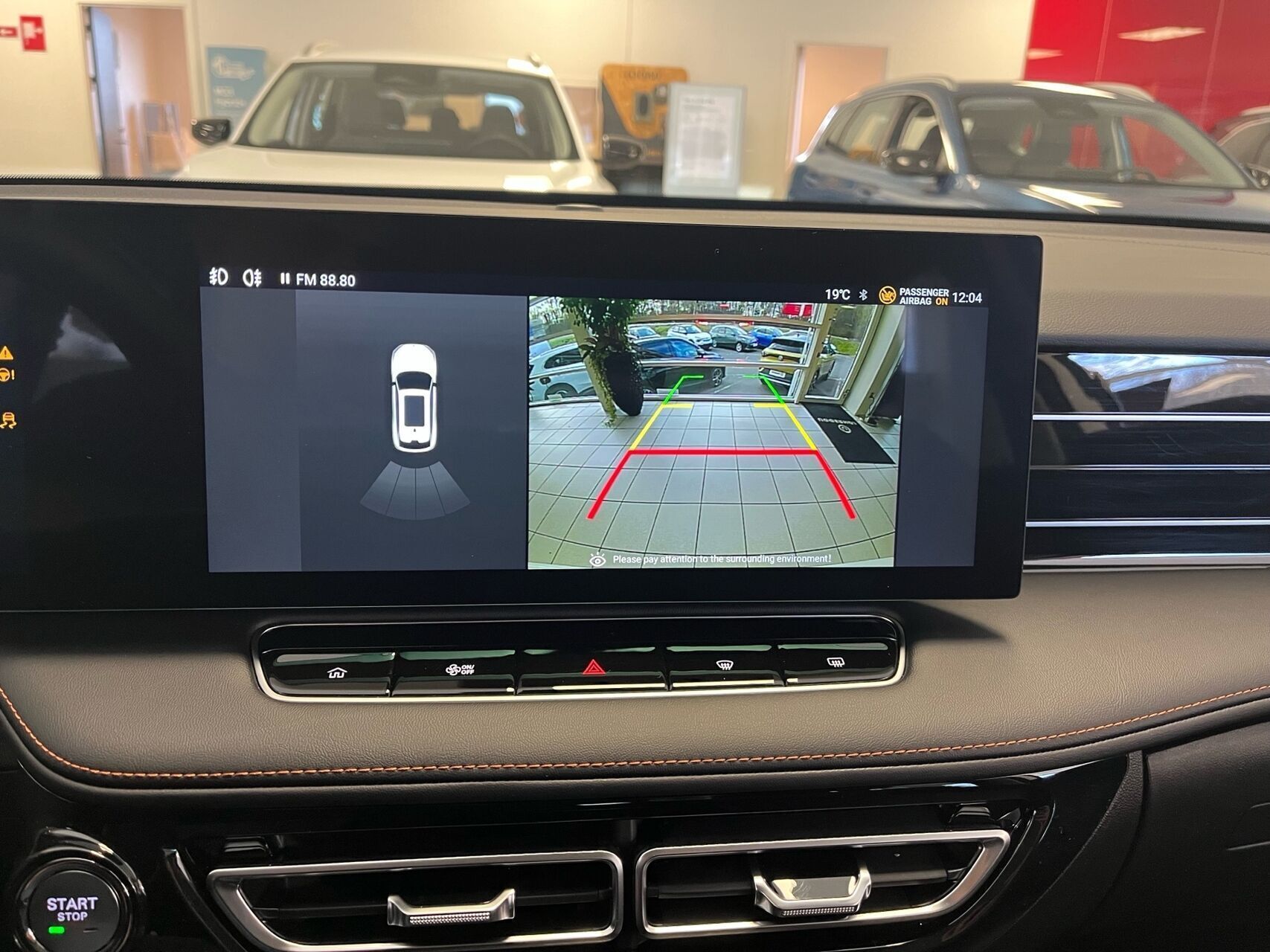 Hvid MG HS fra 2025 set indefra