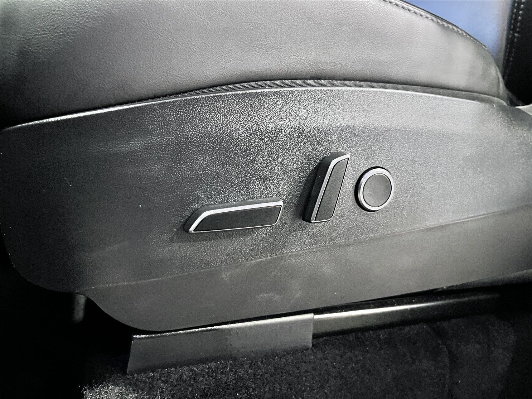 Sort Tesla Model Y fra 2023