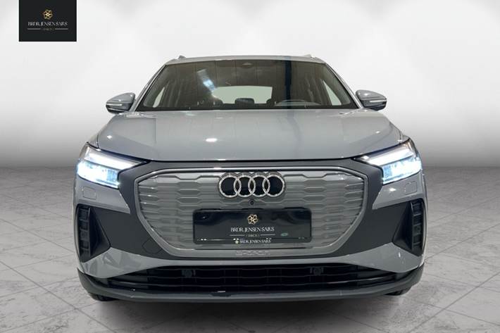 Grå Audi Q4 fra 2023