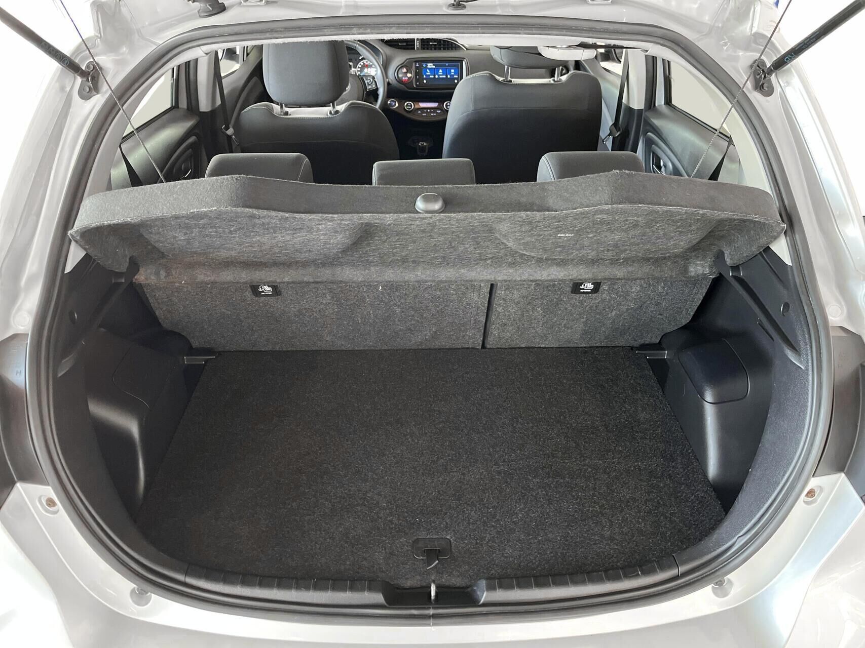 Sølv Toyota Yaris fra 2019