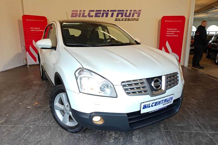 Hvid Nissan Qashqai fra 2010 set udefra