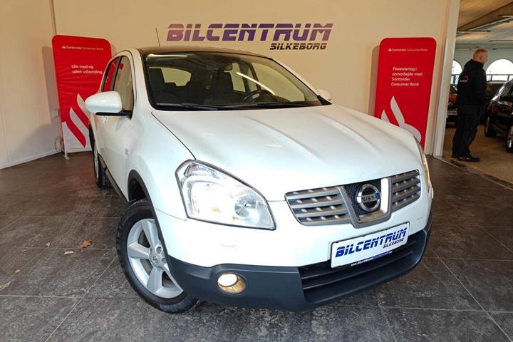 Hvid Nissan Qashqai fra 2010 set udefra