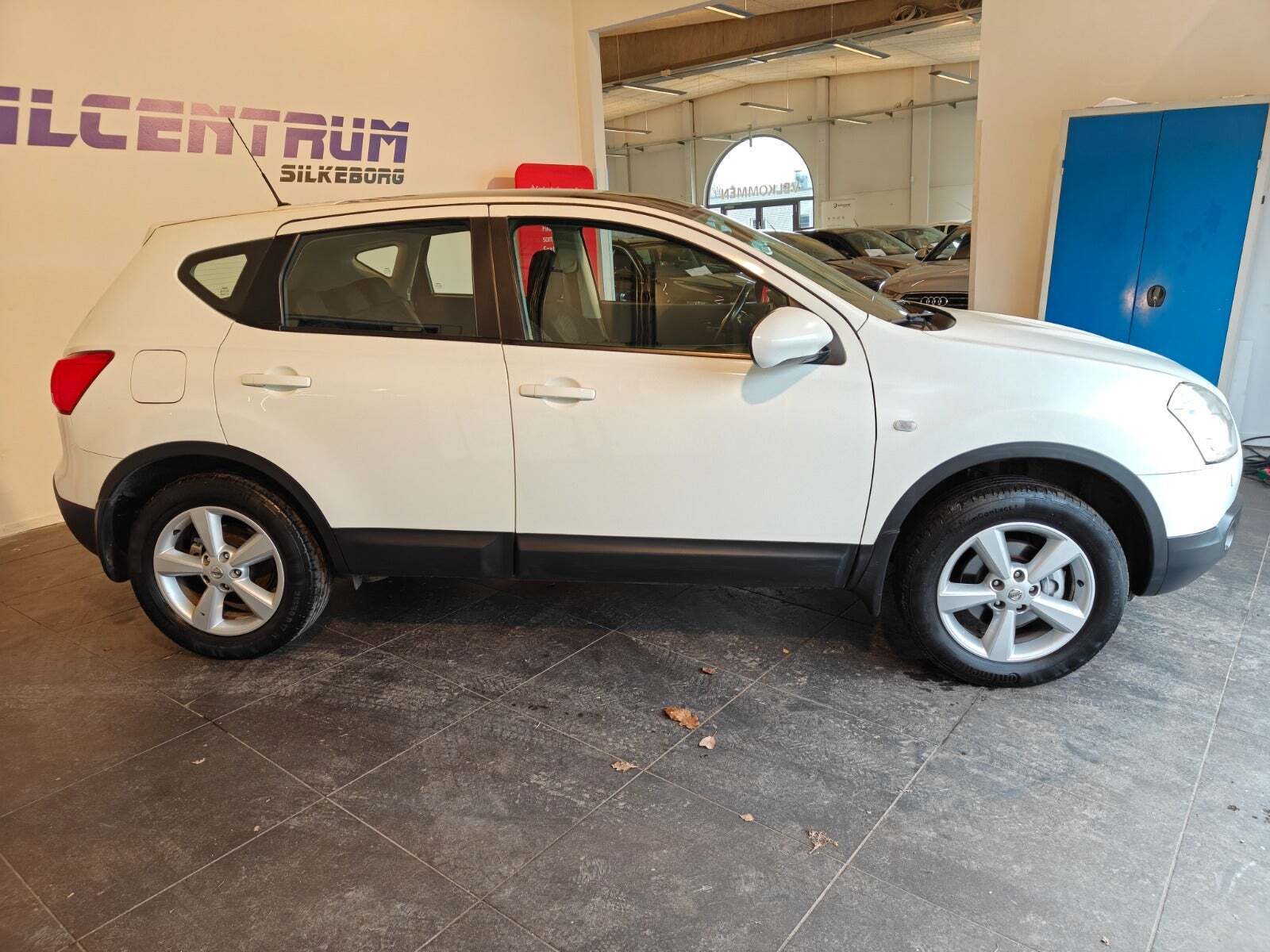 Hvid Nissan Qashqai fra 2010