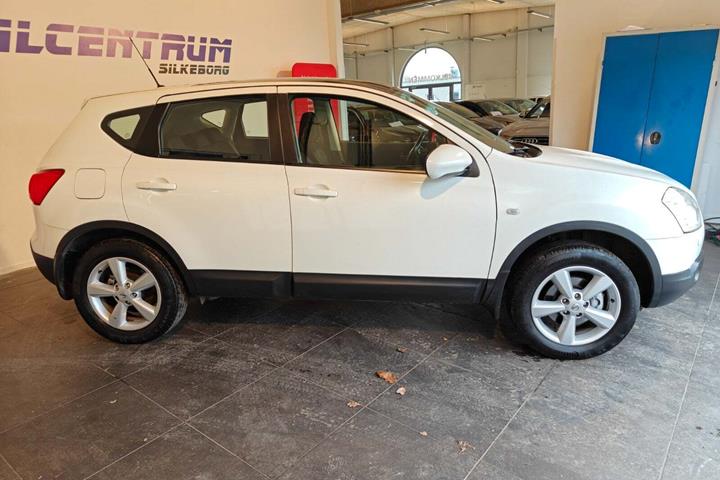 Hvid Nissan Qashqai fra 2010