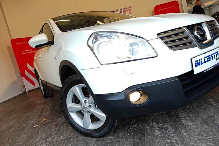 Hvid Nissan Qashqai fra 2010