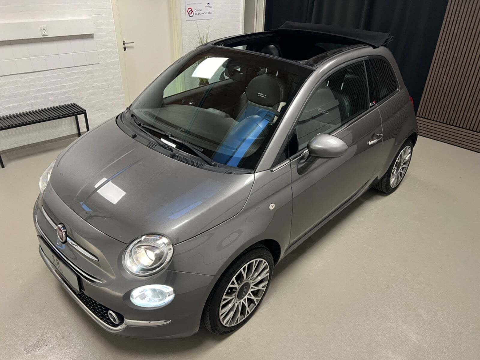 Grå Fiat 500C fra 2020