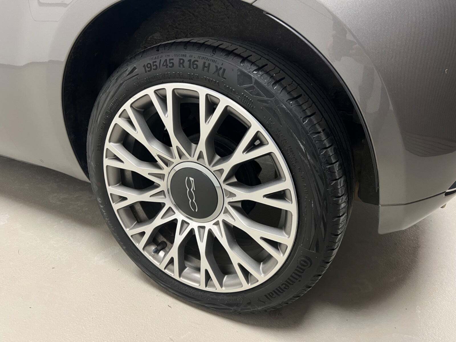 Grå Fiat 500C fra 2020