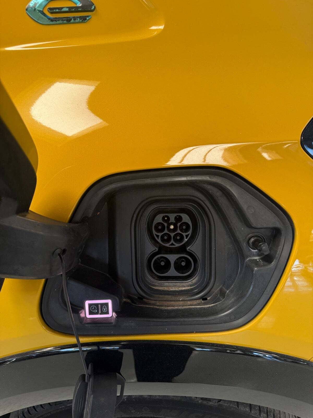 Gul Peugeot e-208 fra 2020