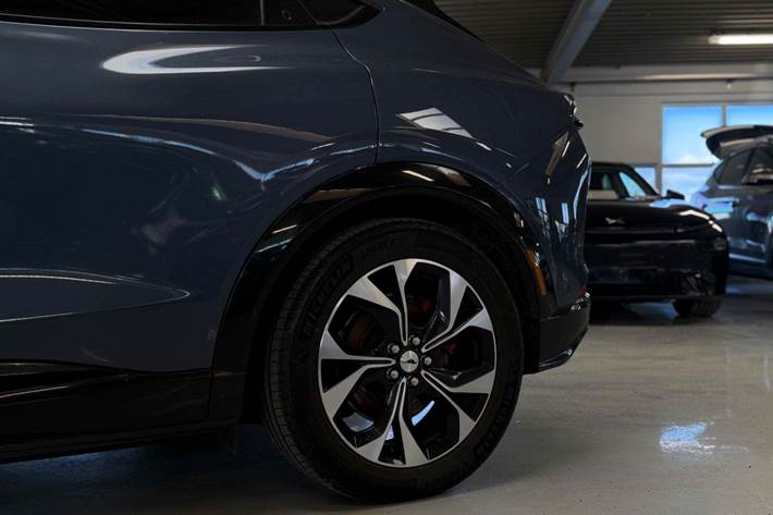 Blå Ford Mustang Mach-E fra 2022