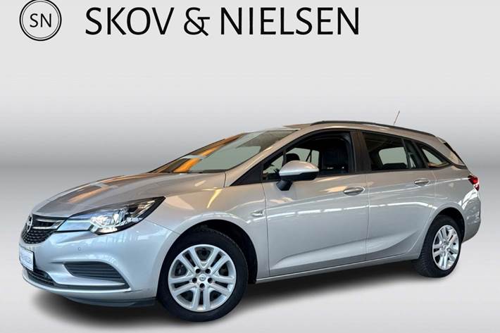 Sølv Opel Astra fra 2017 set udefra