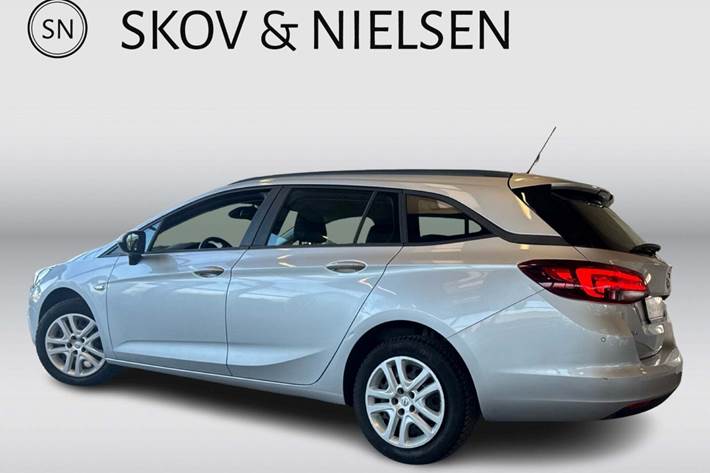 Sølv Opel Astra fra 2017