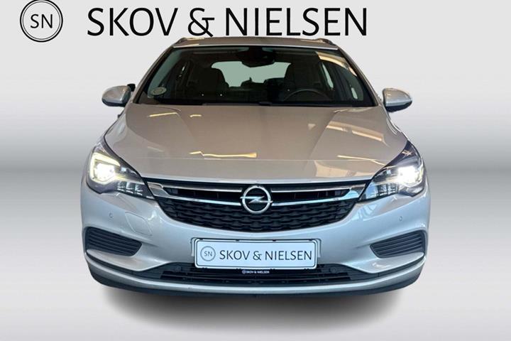 Sølv Opel Astra fra 2017