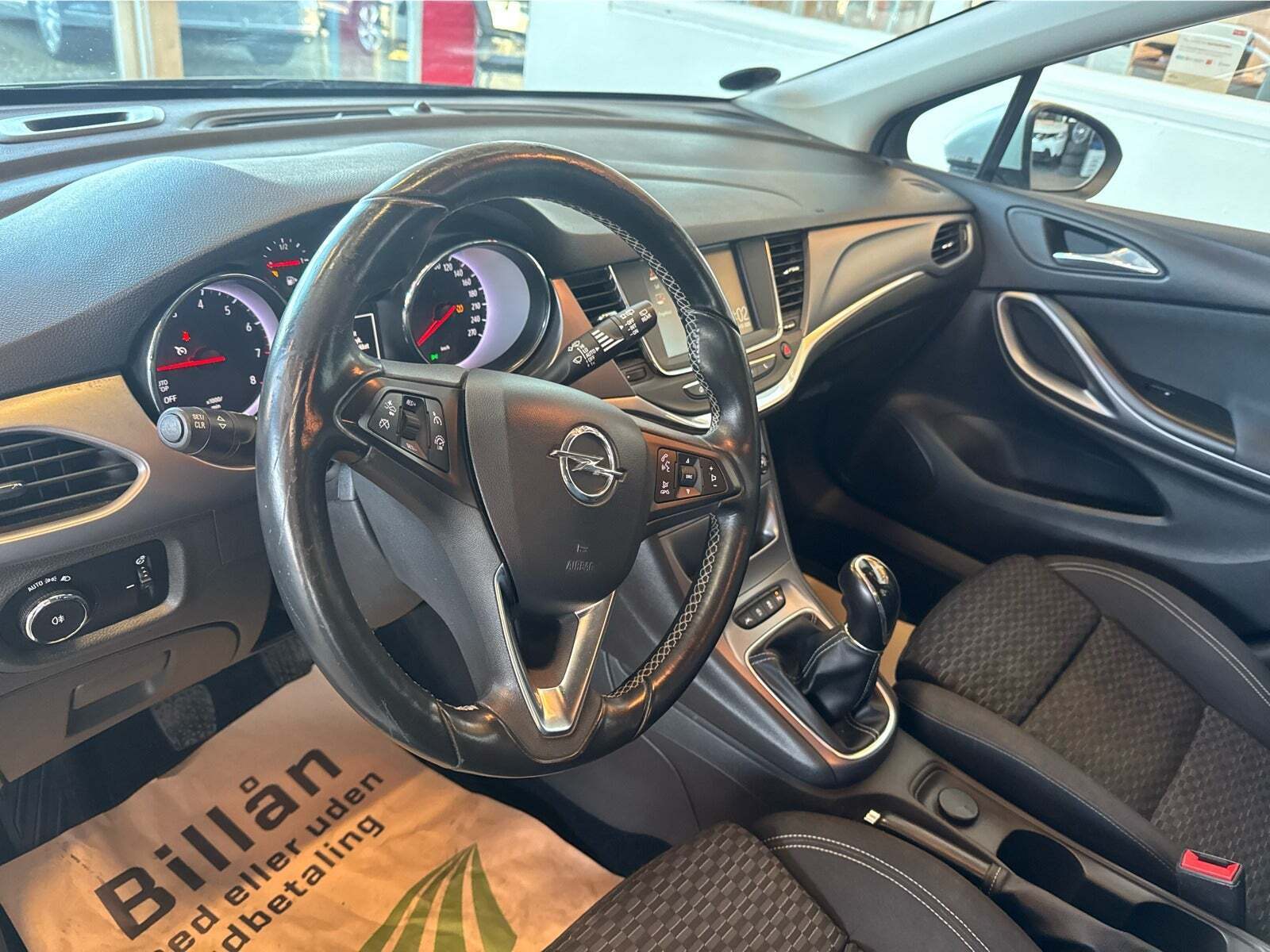 Sølv Opel Astra fra 2017