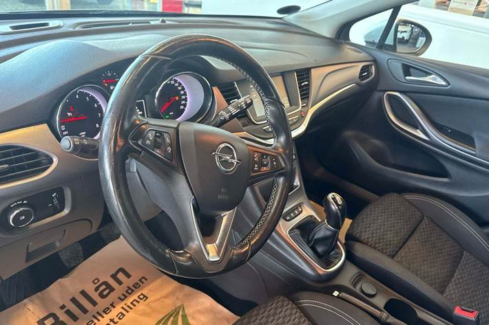 Sølv Opel Astra fra 2017