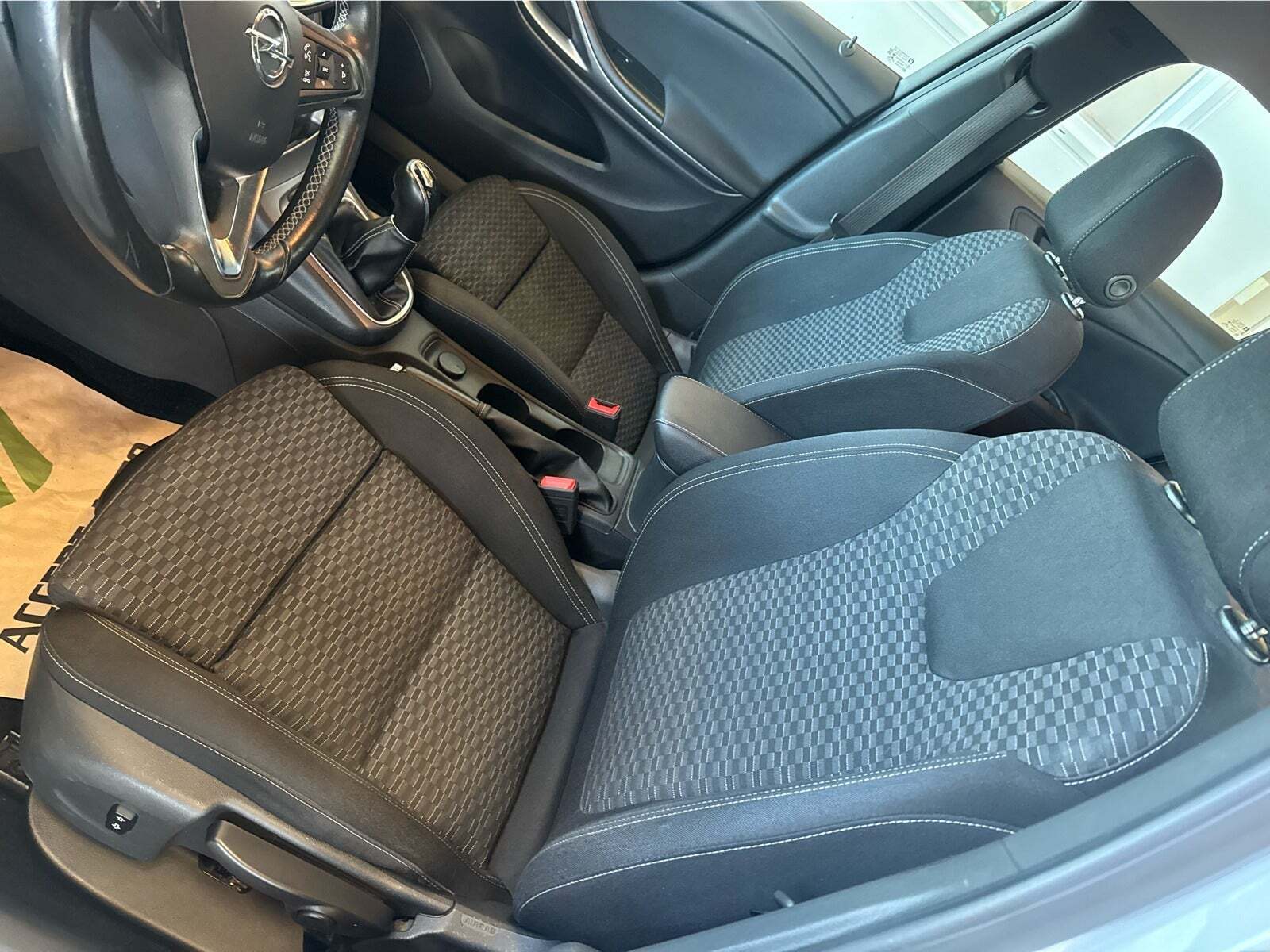 Sølv Opel Astra fra 2017