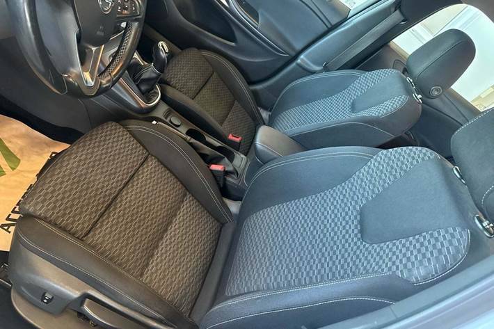 Sølv Opel Astra fra 2017