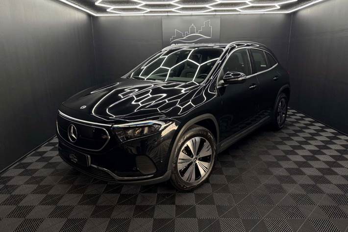 Sort Mercedes EQA250 fra 2023 set udefra