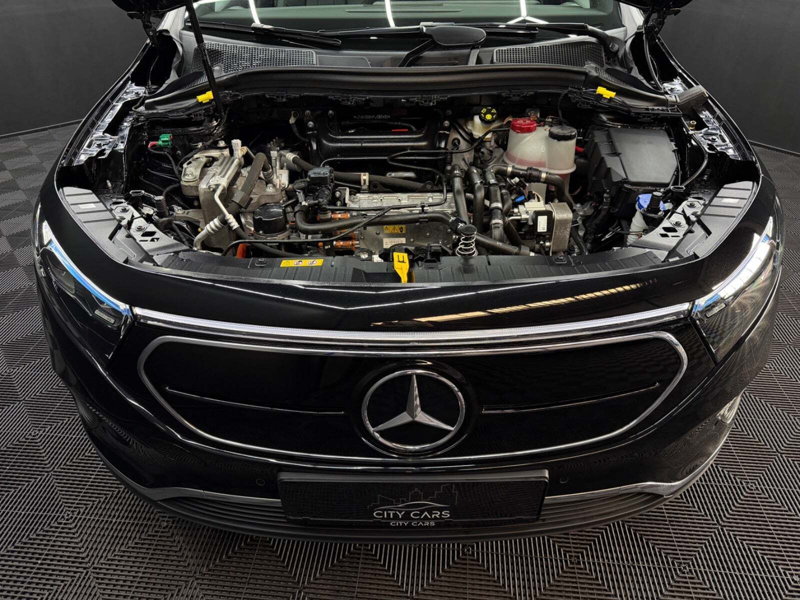 Sort Mercedes EQA250 fra 2023
