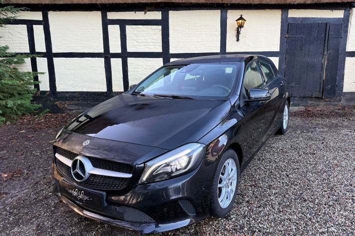 Sort Mercedes A180 d fra 2017 set udefra