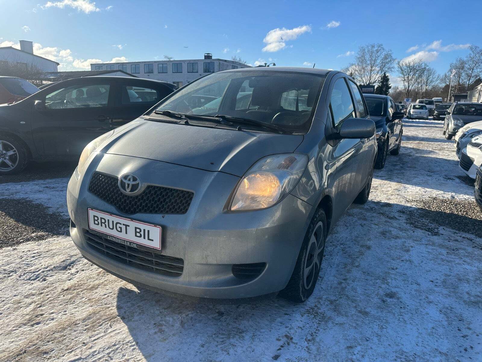 Grå Toyota Yaris fra 2007