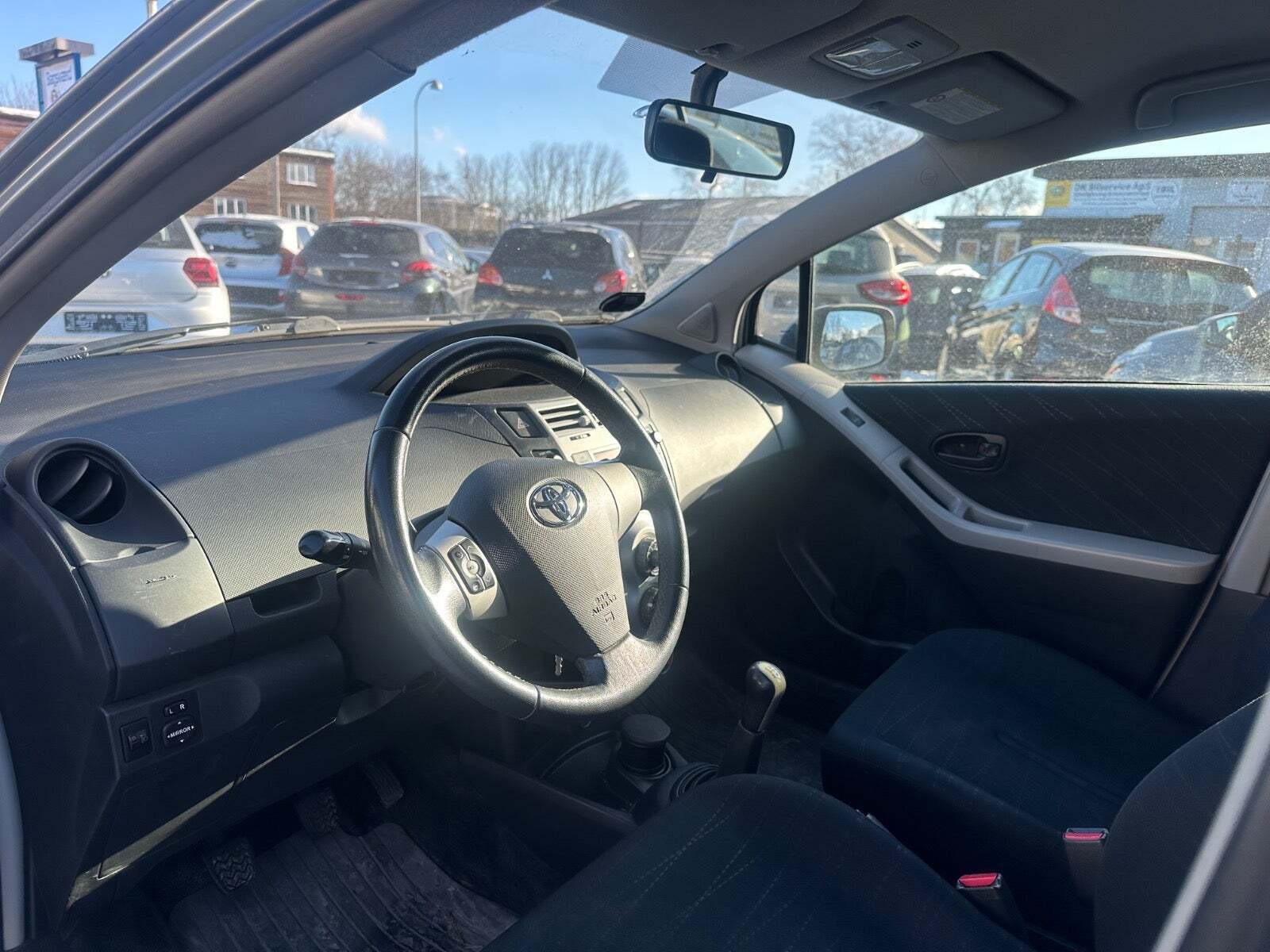 Grå Toyota Yaris fra 2007