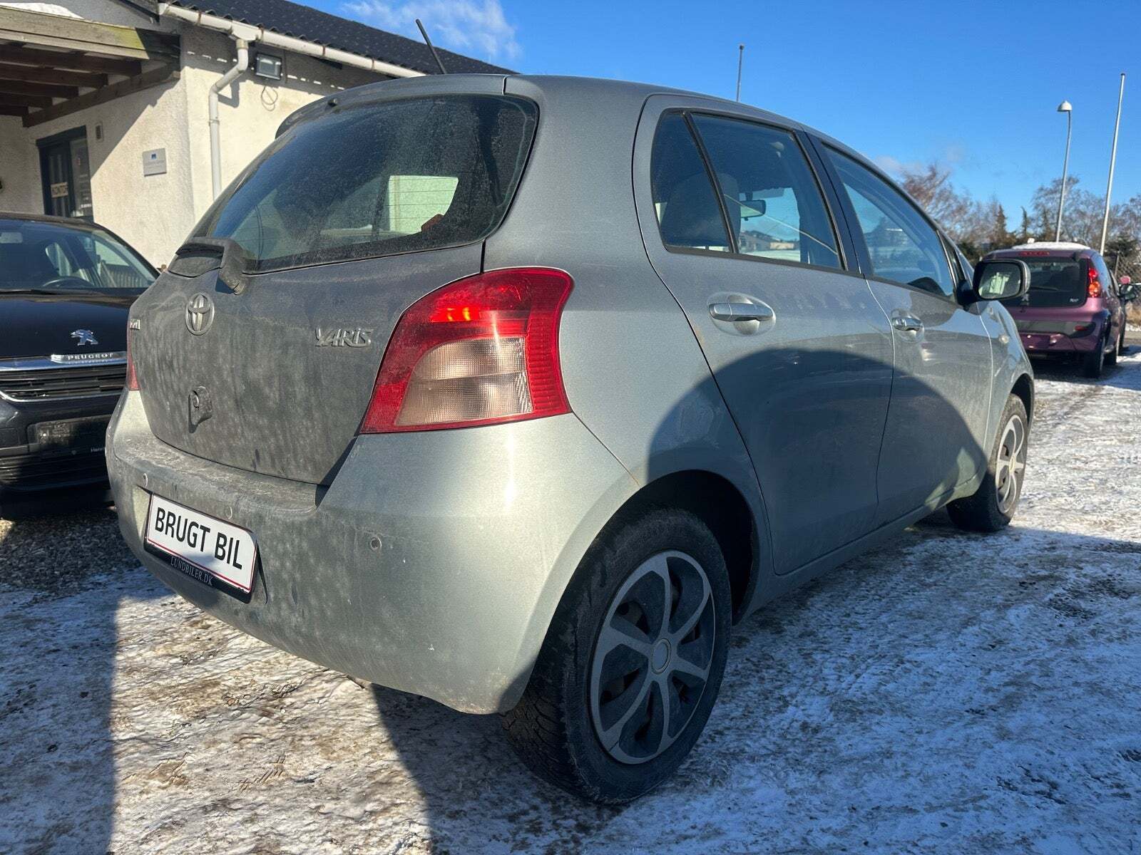 Grå Toyota Yaris fra 2007