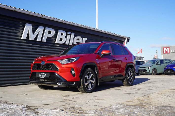 Rød Toyota RAV4 fra 2021 set udefra
