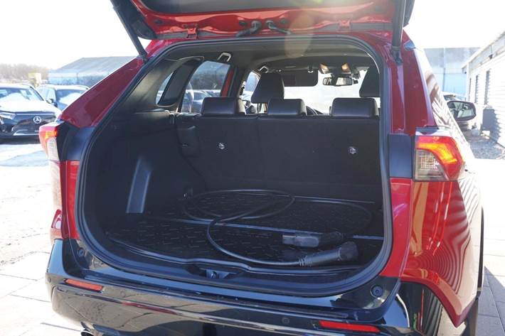 Rød Toyota RAV4 fra 2021