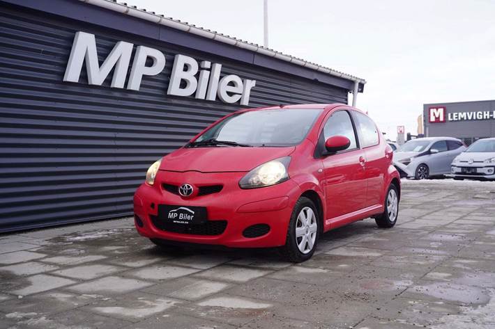 Rød Toyota Aygo fra 2010 set udefra