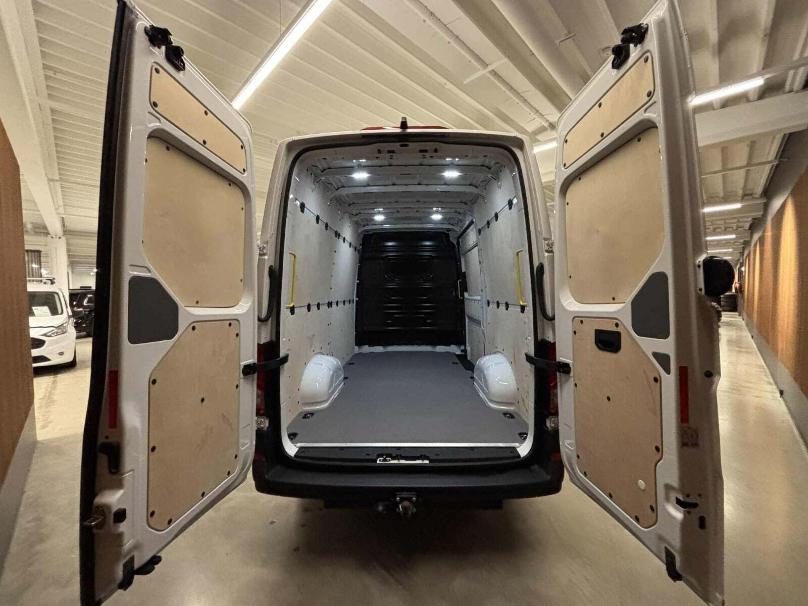 VW Crafter 35 2,0 TDi 177 Kassevogn L3H2 aut.