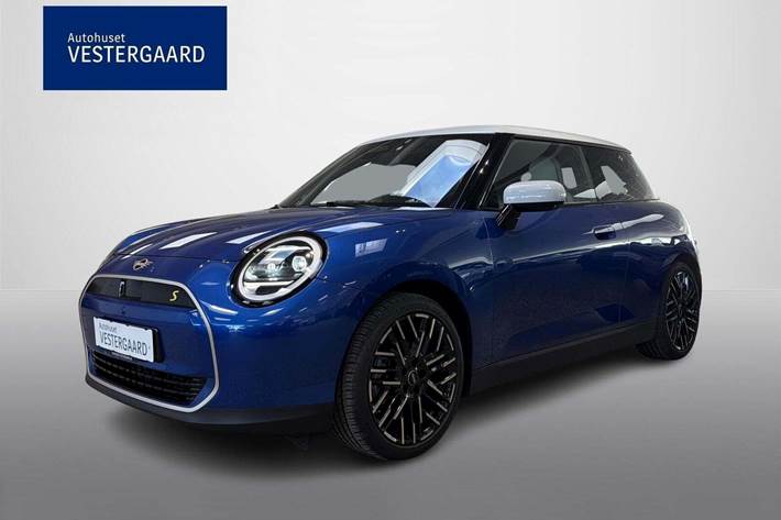 Blå Mini Cooper SE fra 2024 set udefra